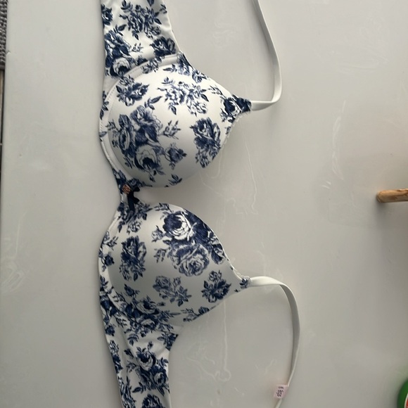 New without tags Victoria’s Secret push up bra. Size 32D - Picture 2 of 5